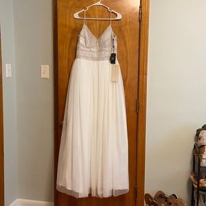 NWT Adrianna Papell Sleeveless V-Neck Bodice Gown